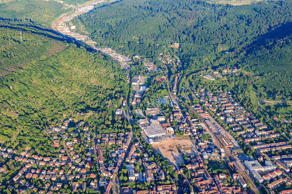 Luftbild: Albstraße ins Albtal mit Bardusch GmbH & Co. KG hinter dem abgerissenen Gelände für den Simon-Bernheimer-Weg am Mühlkanal in Ettlingen im Bundesland Baden-Württemberg in Deutschland. Foto: IMG_57407.jpg vom 06.06.2013 durch Werner Riehm/FLY-FOTO.deAuflösung des Originals: 4752 x 3168 pxWWW.BARDUSCH.COM