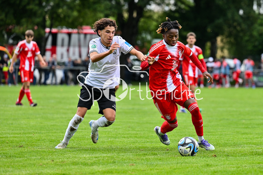 SSV Ulm 1846 Fussball U19 - FC Bayern München U19 | Im Duell Iljas El HADJ-SAFI (SSV Ulm U19 7) und Wisdom MIKE (FCB #11) / Zweikampf / U19 DFB Nachwuchsliga: SSV Ulm 1846 Fussball - FC Bayern München, Hauptspielfeld Langenau am 02.08.2025