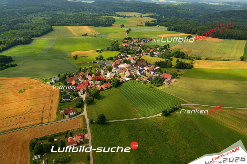 Die Luftbildaufnahme Geutenreuth - Weismain wurde 2018 mittels Flugzeug (keine Drohne) erstellt. Perfekte Schärfe und Druck- Auflösung- Garantiert!