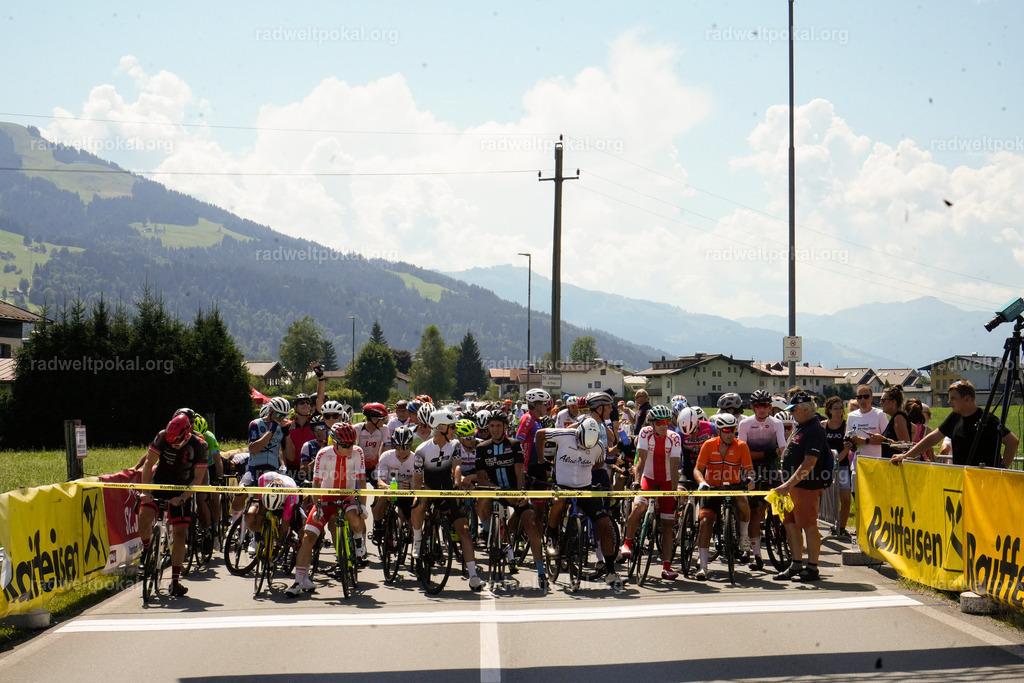 298_20230817_Bewerb_Maenner_Muehlanger | AUT - OESTERREICH, 2023-08-16: SPORT RENNRAD-FAHREN - 55. INTERNATIONALER RADWELTPOKAL IN ST. JOHANN IN TIROL  - Vintage-Radrennen mit WM-Bronze-Medaillen-Siegerin Christina Schweinberger, den Teilnehmer und Alexander Baumann (vom Orginastions-Team) - TAG 2 BEWERB MAENNER IN SECHS GRUPPEN  ; Foto: Roland Muehlanger