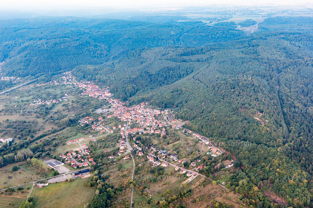 Vue aérienne: Vue de la ville à Ernolsheim-lès-Saverne dans le département Bas Rhin, France – .Photo: IMG_117797.jpg prise le 14/09/2019 par Werner Riehm/FLY-FOTO.eu – Résolution de l'original: 5472 x 3648 px