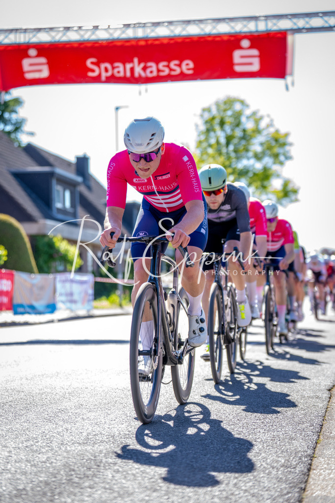 Spurt in den Mai 2026 - Großer Preis der Sparkasse Neuss | Annual one-day road cycling race "Großer Preis der Sparkasse Neuss" held in Büttgen, Germany, organized by VfR Büttgen 1912 e.V. The event features multiple races across all age categories from U11 youth to Elite men. - Realisiert mit Pictrs.com