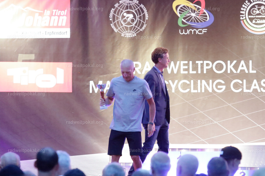 1490_20230817_Bewerb_Maenner_Muehlanger | AUT - OESTERREICH, 2023-08-16: SPORT RENNRAD-FAHREN - 55. INTERNATIONALER RADWELTPOKAL IN ST. JOHANN IN TIROL  - Vintage-Radrennen mit WM-Bronze-Medaillen-Siegerin Christina Schweinberger, den Teilnehmer und Alexander Baumann (vom Orginastions-Team) - TAG 2 BEWERB MAENNER IN SECHS GRUPPEN  ; Foto: Roland Muehlanger