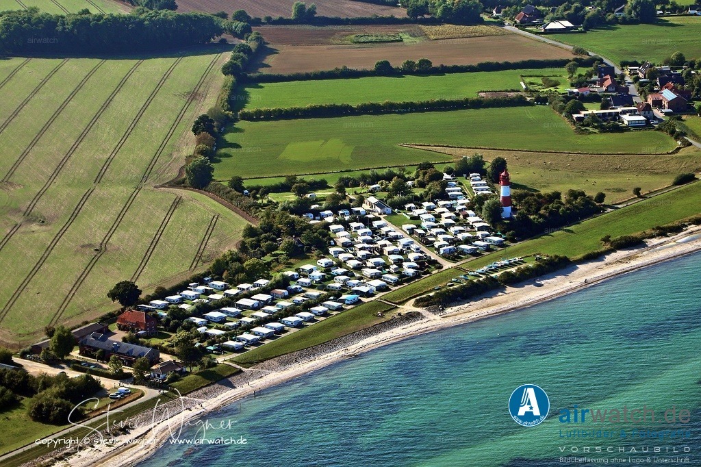 Luftbilder Campingplatz Seehof - Großzügige, parzellierte Plätze (ca. 100 m²) | Stellplätze: Großzügige, parzellierte Plätze (ca. 100 m²), Stromanschluss (30 m Kabel empfohlen), kein Wasser- oder Abwasseranschluss am Platz - Sanitär: Moderne Sanitäranlagen im vorderen und hinteren Bereich, barrierefreie Einrichtungen vorhanden. - Hunde: Erlaubt (in der Hauptsaison max. 1 pro Stellplatz), müssen angeleint sein. - Hundewiese und Hundedusche vorhanden. - Mietunterkünfte: 4 Ferienwohnungen (55–75 m², für bis zu 4 Personen) und Gästezimmer im alten Bauernhaus, ganzjährig buchbar. - Weitere Angebote: Brötchenservice, Café mit Kuchen, Fahrrad- und Bootsverleih in der Nähe, Minigolf, Reiten, Tennis (je ca. 6 km)