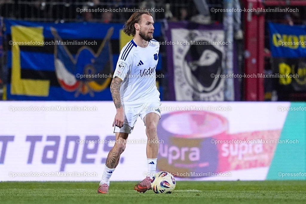 xYDRx23012601074 | 23.01.2026, xydrx, Fußball, 3.Liga, FC Viktoria Köln - 1.FC Saarbrücken, Saison 2025 2026, Sportpark Höhenberg: Niko Bretschneider (1.FC Saarbrücken #28)    DFB regulations prohibit any use of photographs as image sequences and or quasi-video. Photo: xYannisxDreimannxPressefotoKochx