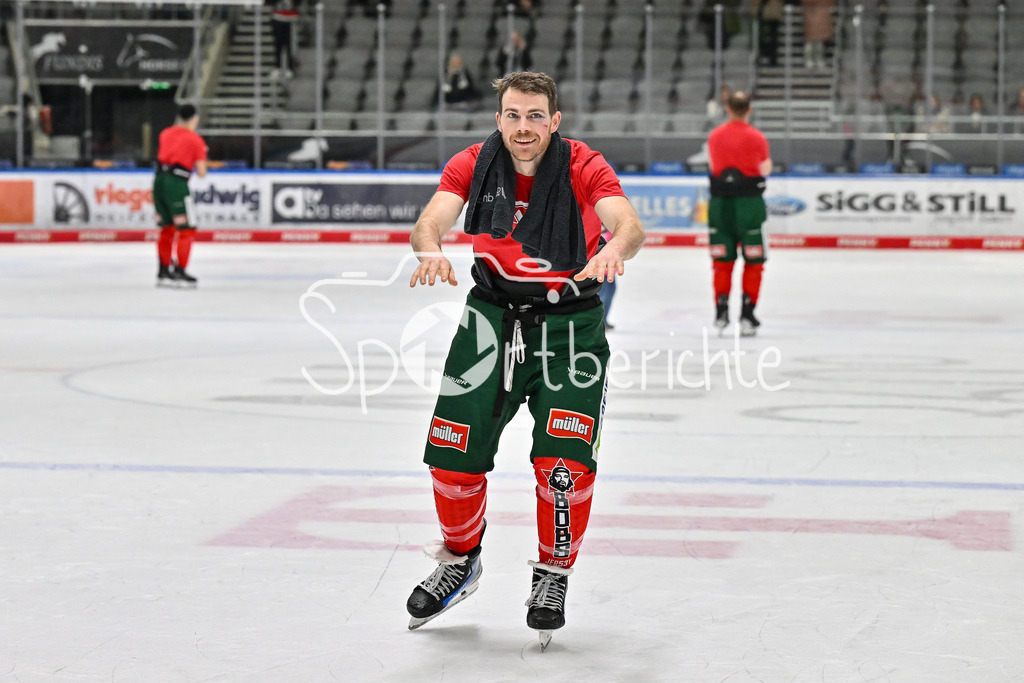 Augsburger Panther - Schwenninger Wild Wings | Die Augsburger Panther feiern zusammen mit den Fans dem Heimsieg gegen Schwenningen / DEL: Augsburger Panther - Schwenninger Wild Wings, Curt Frenzel Stadion am 02.02.2025 / Chris COLLINS (Augsburger Panther #10)