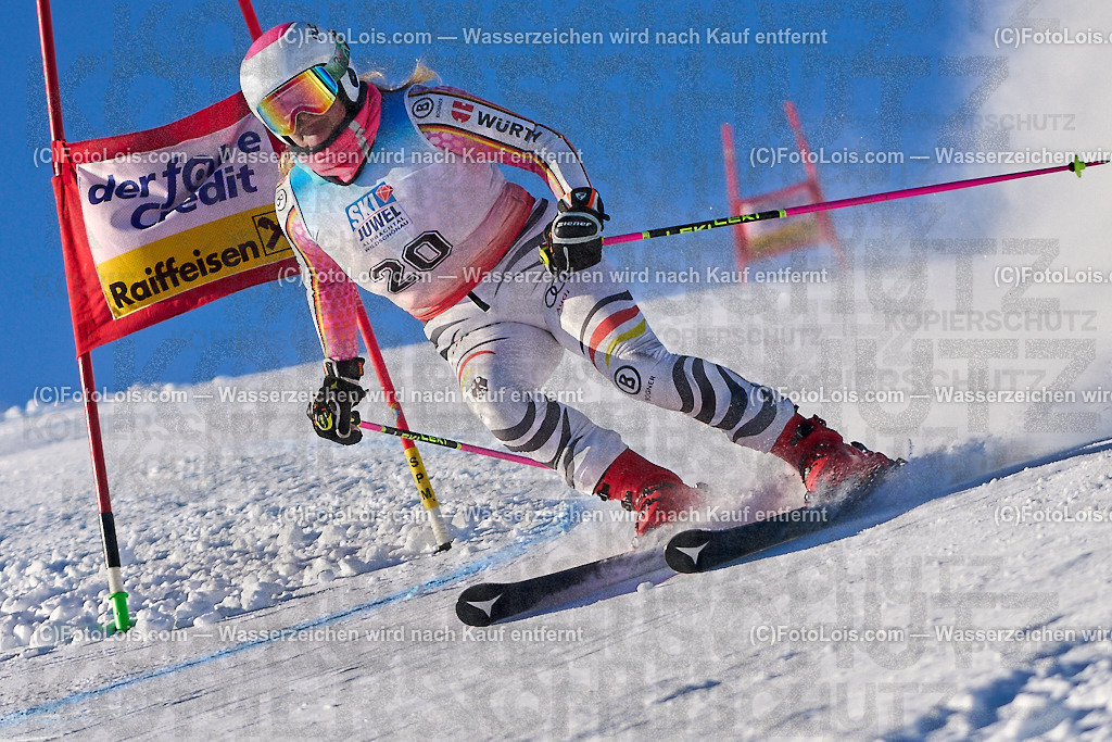 ALP3575_MASTERS-Cup_GS-C Damen_Santen Christiane | (C)FotoLois.com, Alois Spandl. FIS Masters-Cup Wildschönau, Giant Slalom auf der Piste Schatzberg GS, Siegerehrung auf dem Dorfplatz Niederau, Sa 13. Januar 2024.
