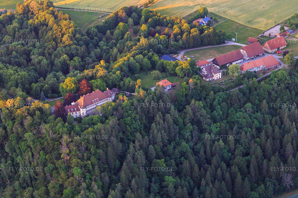 Luftbild: Schloss Hohenstein und Franz Graf von Bissingen in Dietingen im Bundesland Baden-Württemberg in Deutschland. Foto: IMG_148787.jpg vom 27.06.2025 durch Werner Riehm/FLY-FOTO.de