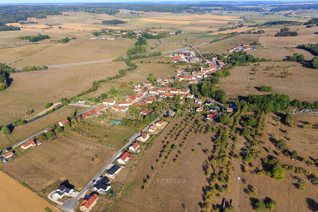 Vue aérienne: Vue de la ville depuis le sud-est à Viocourt dans le département Vosges, France – .Photo: IMG_118523.jpg prise le 16/09/2019 par Werner Riehm/FLY-FOTO.eu – Résolution de l'original: 5334 x 3556 px