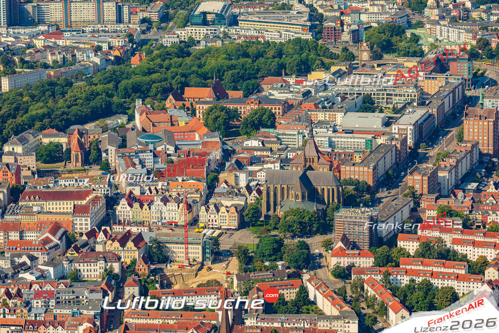 Luftaufnahme Neuer Markt Marienkirche Rostock - Die Luftaufnahme wurde 2025 vom UL-Flugzeug heraus erstellt ( ohne Drohne ) - Hochauflösende Luftaufnahme - für professionelle Ausdrucke geeignet. Die Geschenkidee !Mit Lizenz und Bildrechte bestellbar