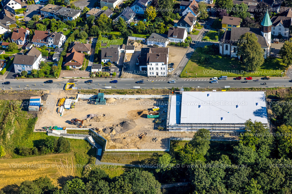 Sprockhoevel240811247Hasslinghausen | Luftbild, Baustelle mit Neubau Netto Supermarkt an der Wittener Straße, Wohngebiet mit kath. Kirche St. Josef, Haßlinghausen, Sprockhövel, Ruhrgebiet, Nordrhein-Westfalen, Deutschland
