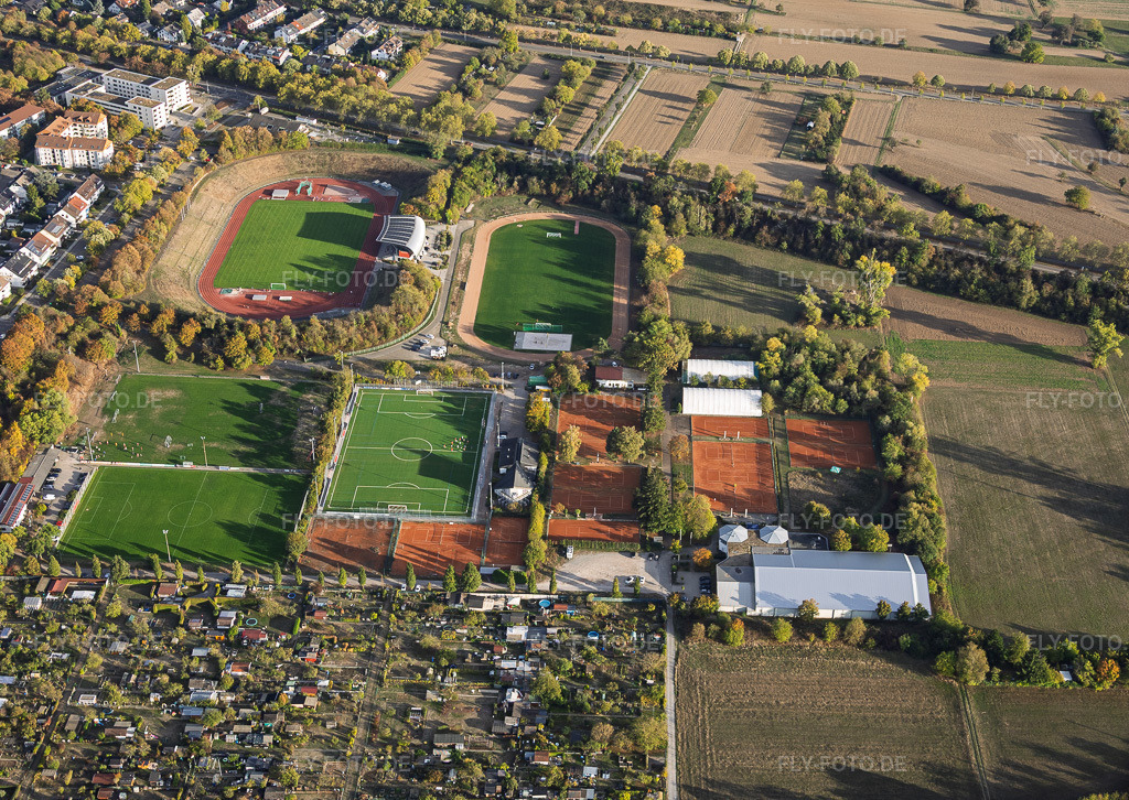 Luftbild: Sportpark Baggerloch mit Ettlinger Hans-Bretz-Stadion und Tennisplätzen des SSV Ettlingen 1847 in Ettlingen im Bundesland Baden-Württemberg in Deutschland. – Foto: IMG_160007.jpg vom 16.10.2026 durch Werner Riehm/FLY-FOTO.de – Auflösung des Originals: 5214 x 3695 px