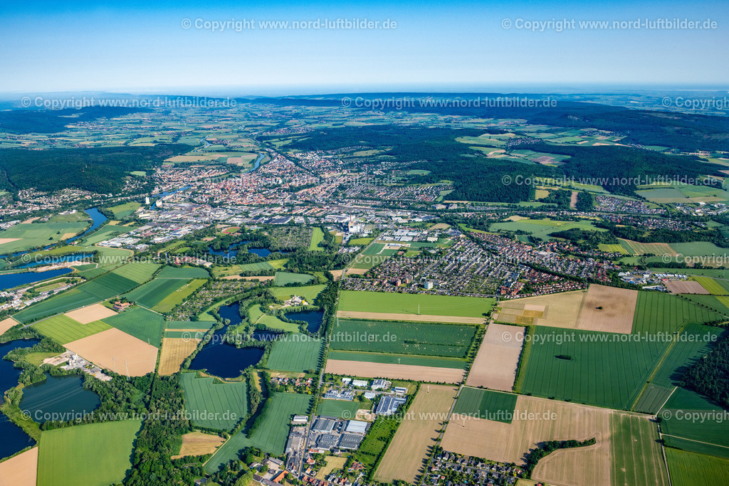 Hameln_ELS_4204050623 | HAMELN 05.06.2023 Stadtansicht am Ufer des Flußverlaufes der Weser in Hameln im Bundesland Niedersachsen, Deutschland. Weiterführende Informationen bei: Stadt Hameln. // City view on the river bank of the Weser river in Hameln in the state Lower Saxony, Germany. Further information at: Stadt Hameln. Foto: Martin Elsen