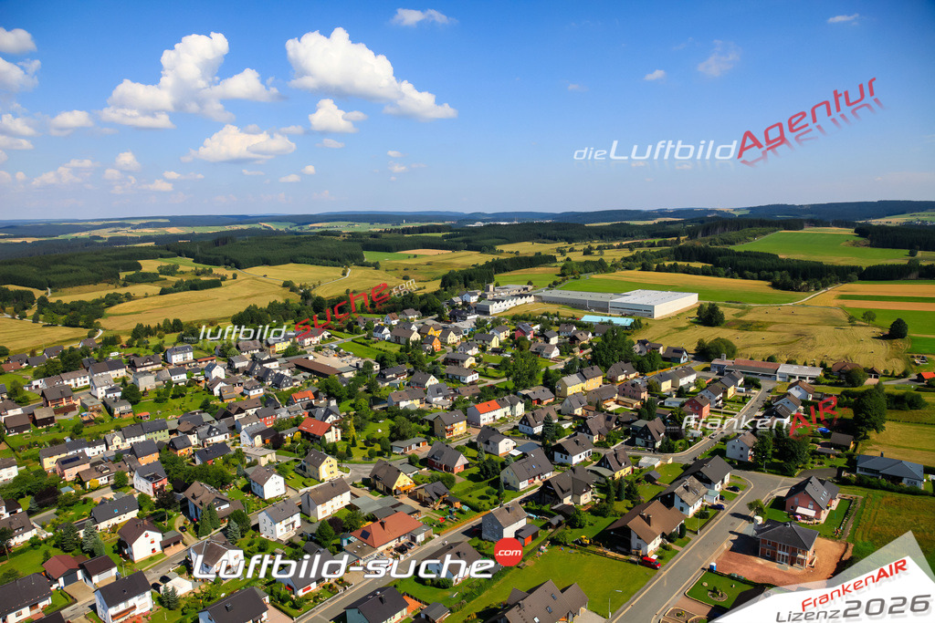 Die Luftaufnahme der Stadt Teuschnitz wurde vom UL-Flugzeug heraus erstellt ( keine Drohne )- hohe Auflösung für beste Qualität