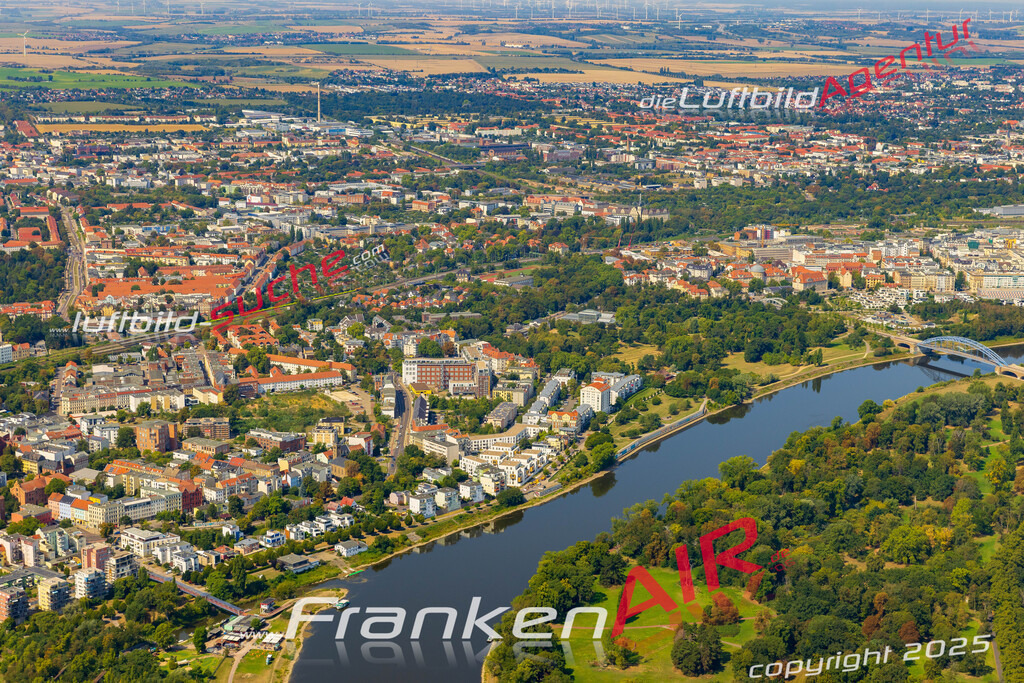 Schrägluftbild  Klosterbergegarten  Magdeburg - Das Luftbild wurde 2025 vom UL-Flugzeug heraus erstellt (ohne Drohne- keine Drohnenaufnahme ) - Hochauflösende Luftaufnahme -Nicht vergleichbar mit Google Maps oder Satelittenbilder- Die Geschenkidee !Mit Lizenz und Bildrechte bestellbar