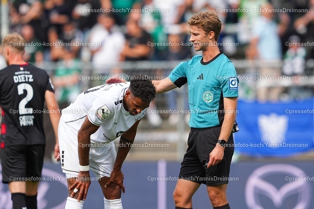 xydr03082501021 | 03.08.2025, xydrx, Fußball, 3.Liga, Viktoria Köln - FC Schweinfurt 05, Saison 2025 2026, Sportpark Höhenberg: Michael Dellinger (1.FC Schweinfurt 05 #10) Jarno Wienefeld (Schiedsrichter)   DFB regulations prohibit any use of photographs as image sequences and or quasi-video.