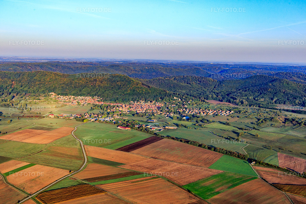 Luftbild: Ortsansicht von Osten in Neuweiler im Bundesland Bas-Rhin in Frankreich. – Foto: IMG_111646.jpg vom 16.09.2018 durch Werner Riehm/FLY-FOTO.de – Auflösung des Originals: 5472 x 3648 px