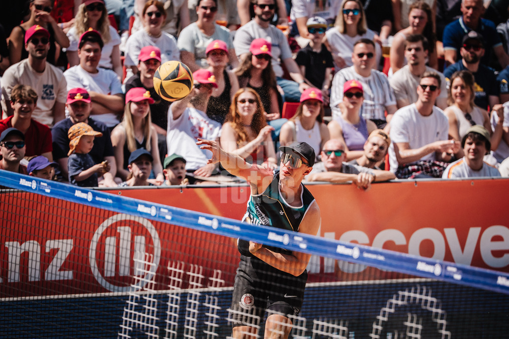 Beachvolleyball | Männer | Allianz German Beach Tour 2025 | Tourstop Düsseldorf | 17.05.2025 | Robin Sowa beim Angriff