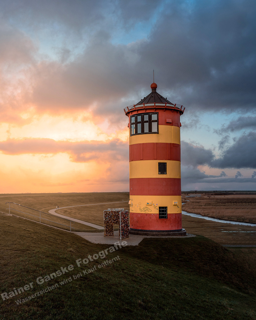 032 Pilsumer Leuchtturm - 19-01-2023 -R Ganske | Onlineshop mit Bildern von Stränden, Häfen und Meer. Leinwände, Poster, Kalender und andere Materialien erhältlich. Kommerzielle Lizenzen möglich.  - Realisiert mit Pictrs.com