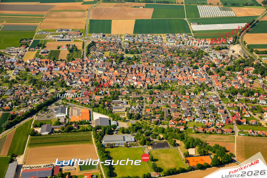 Das Luftbild zeigt  Bergtheim - Die Luftaufnahme wurde 2023 vom UL-Flugzeug aus erstellt ( keine Drohne ) - Hochauflösende Luftaufnahme - Für grossformatige Ausdrucke geeignet. Die Geschenkidee !Mit Lizenz und Bildrechte bestellbar