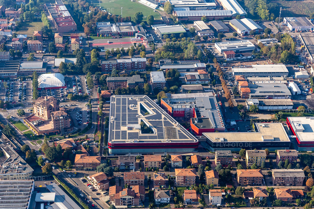 Luftbild: Ferrari S.P.A. in Maranello im Bundesland Modena in Italien. – Foto: IMG_134934.jpg vom 20.09.2022 durch Werner Riehm/FLY-FOTO.de – Auflösung des Originals: 5354 x 3569 px – WWW.FERRARI.COM