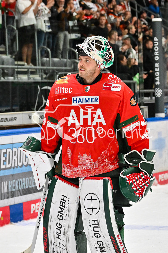 Augsburger Panther - Iserlohn Roosters | Die Augsburger Panther feiern zusammen mit ihren Fans den Heimsieg gegen Iserlohn / Penny DEL: Augsburger Panther - Iserlohn Roosters; Curt Frenzel Stadion am 21.09.2025 / im Bild Michael GARTEIG (Augsburger Panther 34