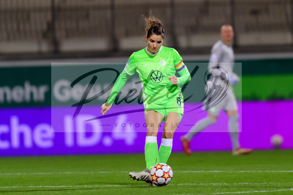WOBJUV20211118_106 | Fussball, Frauen: Dominique Janssen (VfL Wolfsburg) in Aktion, am Ball, Einzelaktion bei dem Spiel der UEFA Women´s Champions League zwischen VfL Wolfsburg und Juventus Turin im AOK-Stadion am 18.11.2021 in Wolfsburg, Deutschland. - Realisiert mit Pictrs.com