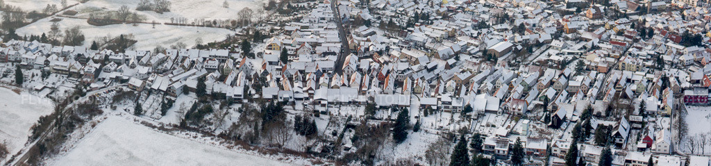 Luftbild: Winterlich schneebedeckte Panorama Perspektive Dorf - Ansicht der Ludwigstrasse in Jockgrim im Bundesland Rheinland-Pfalz in Deutschland. Foto: IMG_35781-Bearbeitet.jpg vom 04.12.2010 durch Werner Riehm/FLY-FOTO.deAuflösung des Originals: 9695 x 2263 px