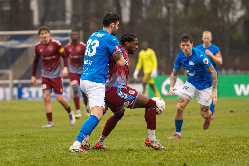 Fußball I Herren I Saison 2025-2026 I Regionalliga Nord I 23. Spieltag I TuS Blau-Weiß Lohne - SC Weiche Flensburg 08 I 0126 | Torben Rehfeldt (33, TuS BW Lohne) gegen Ibrahim Bashiru Ali (26, SC Weiche Flensburg 08) - Realisiert mit Pictrs.com