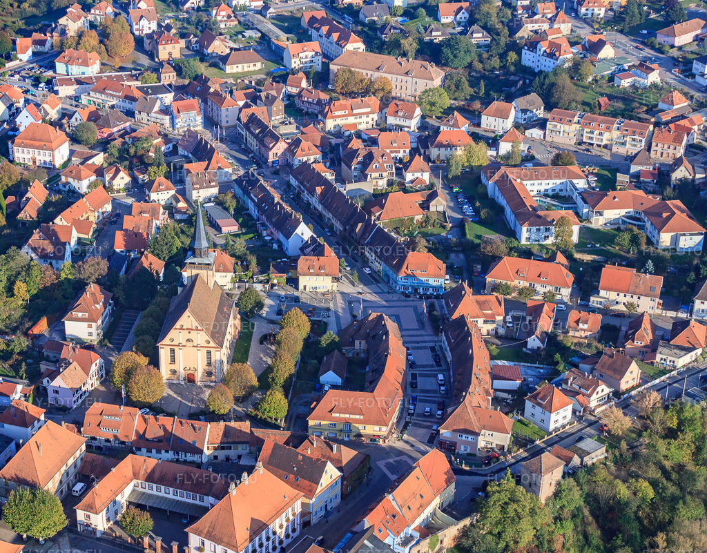 Vue aérienne: Centre ville Pl. de la République à le quartier Neulauterburg in Lauterbourg dans le département Bas Rhin, France – .Photo: IMG_45954.jpg prise le 23/10/2011 par Werner Riehm/FLY-FOTO.eu – Résolution de l'original: 3730 x 2918 px