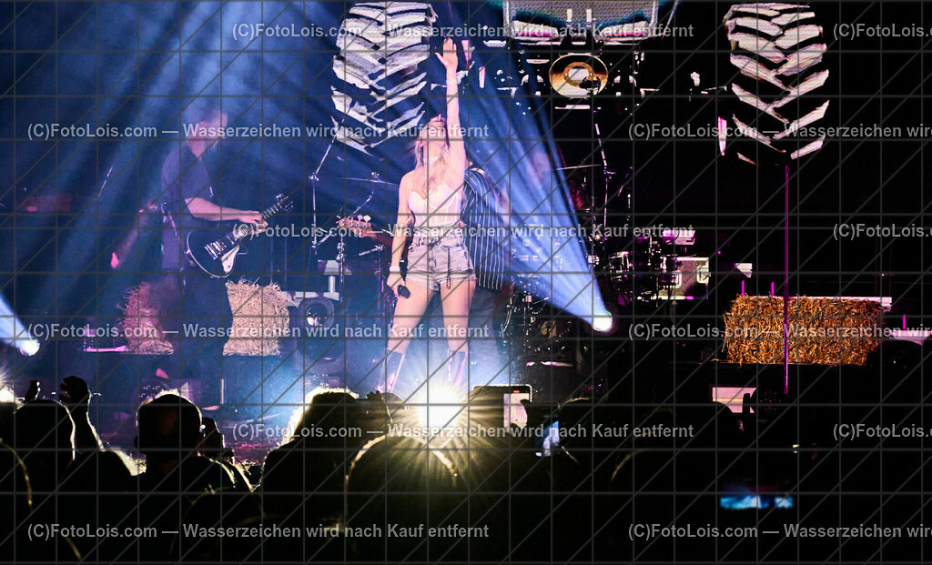 ALP5262_BergBauernTour-Konzert_Naschenweng Melissa | (C)FotoLois.com, Alois Spandl, BergBauernTour 2023 - Melissa Naschenweng, Tourstop in Wieselburg, Konzert im NV-Forum Wieselburg, Sa 8. April 2023.