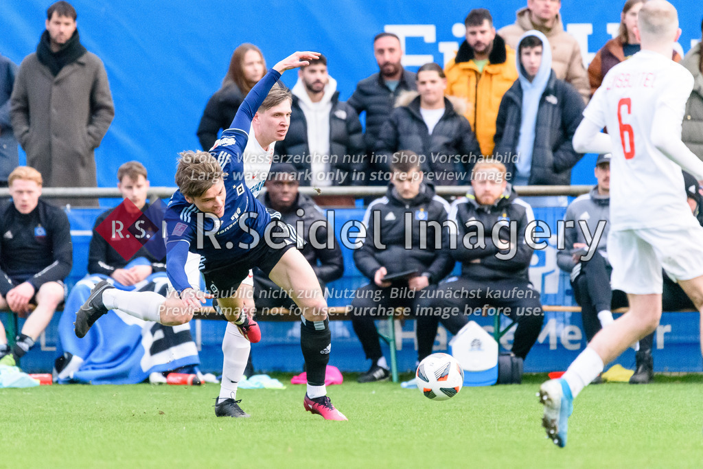 Fußball, Saison 2022/23, Freundschaftsspiel, Hamburger SV II (U21) - Eimsbütteler TV, Trainingsplatz am Volksparkstadion (Hamburg), 28.03.2023 | Maximilian Großer (#19, HSV II), Niklas Bär (#17, ETV)