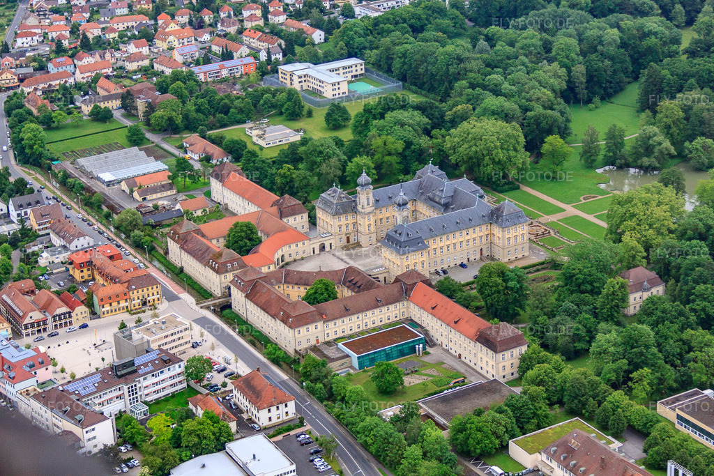 Luftbild: Schloßpark und Schloß Werneck mit Schlosskirche und Albert-Schweitzer-Haus in Werneck im Bundesland Bayern in Deutschland.Foto: IMG_66118.jpg vom 30.05.2014 durch Werner Riehm/FLY-FOTO.deAuflösung des Originals: 4752 x 3168 pxWWW.WERNECK-EVANGELISCH.DE