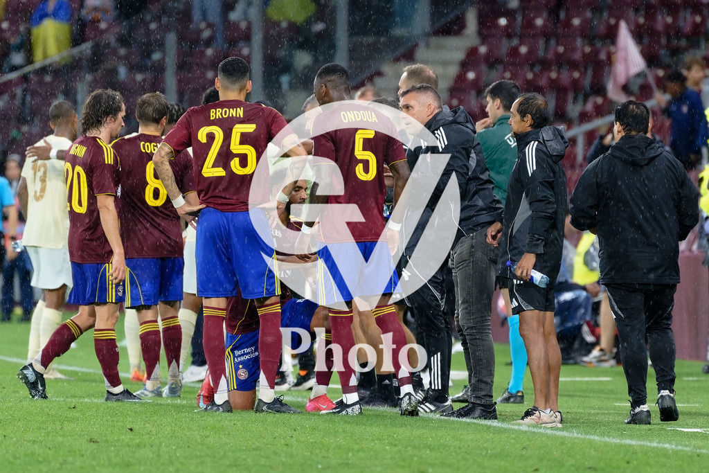 UEFA Conference League Play-offs 2nd leg - Servette FC v FC Shakhtar Donetsk | Jocelyn Gourvennec (Coach Servette FC) speaks with his team and Gael Ondoua (5 Servette FC) Dylan Bronn (25 Servette FC) during a break during the UEFA Conference League Play-offs 2nd leg match between Servette FC and FC Shakhtar Donetsk at Stade de Geneve in Geneva, Switzerland