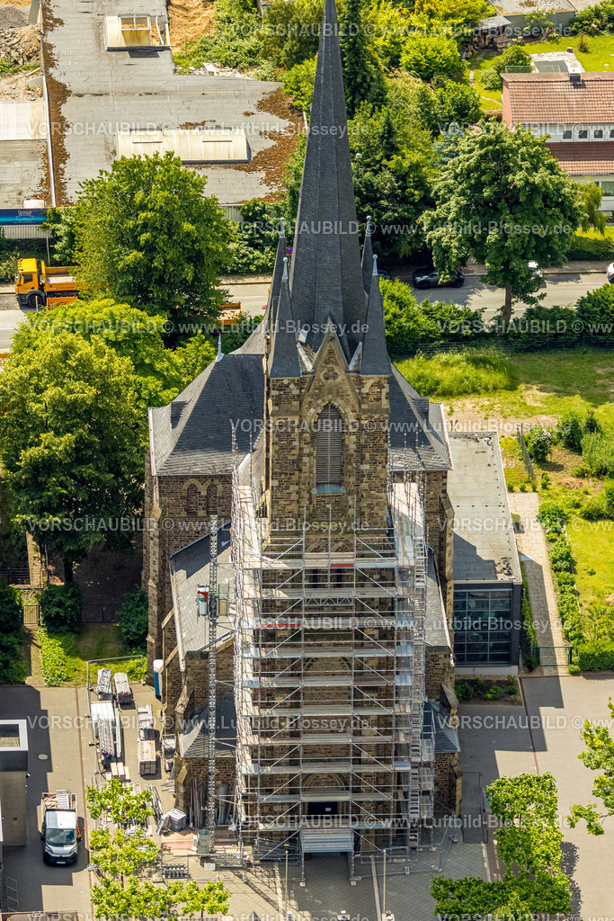 Heiligenhaus250601210-2 | Luftbild, Baustelle kath. Kirche St. Suitbertus mit Baugerüst am Kirchturm, Leubeck, Heiligenhaus, Ruhrgebiet, Nordrhein-Westfalen, Deutschland