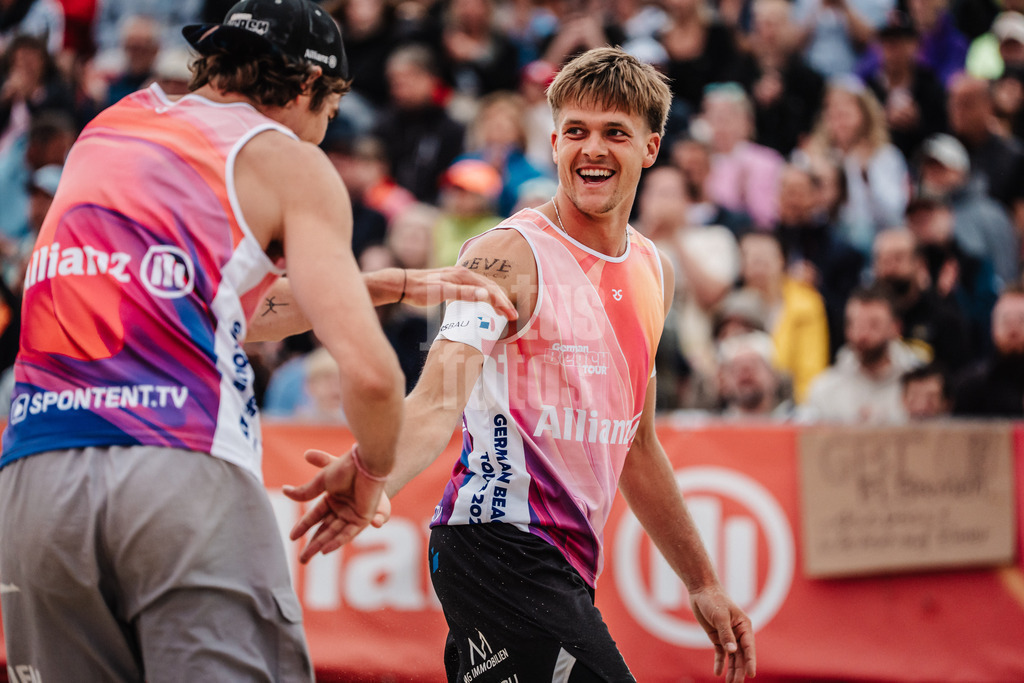 Beachvolleyball | Männer | Allianz German Beach Tour 2025 | Tourstop Bremen | 15.06.2025 | v.l. Luis Kubo und Jannik Kühlborn klatschen ein