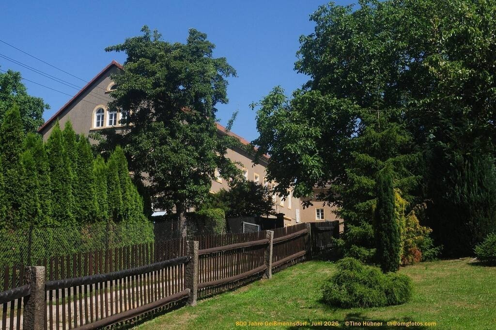 Geißmannsdorf-2026-Ortsbilder-033 | Geißmannsdorf bei Bischofswerda im Sommer 2026. Ein fotografischer Streifzug durch das Dorf Geißmannsdorf, mit Gebäuden, Straßen, Strohpuppen und geschmückten Vorgärten und Grundstücken anlässlich der 800-Jahr-Feier von Geißmannsdorf im Juni 2026 - Realisiert mit Pictrs.com