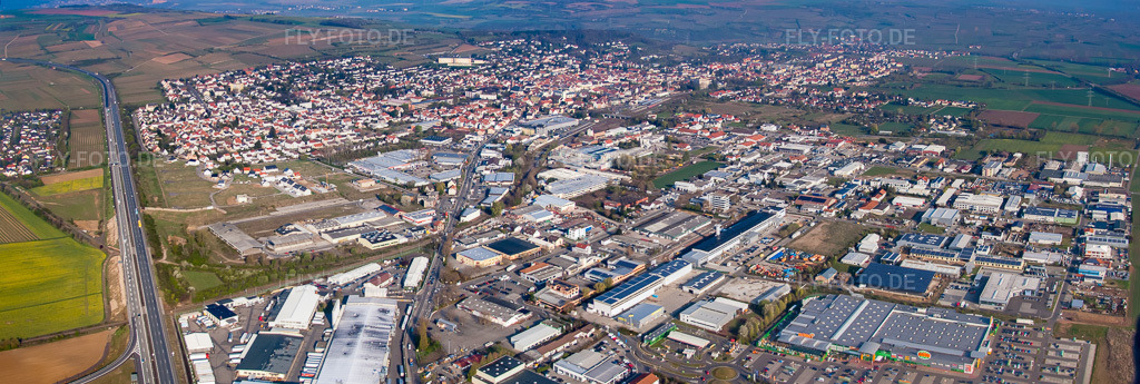Luftbild: Panorama Perspektive der Ortsansicht der Straßen und Häuser der Wohngebiete in Grünstadt im Bundesland Rheinland-Pfalz in Deutschland. Foto: IMG_49669-Bearbeitet.jpg vom 13.04.2012 durch Werner Riehm/FLY-FOTO.deAuflösung des Originals: 8444 x 2847 px