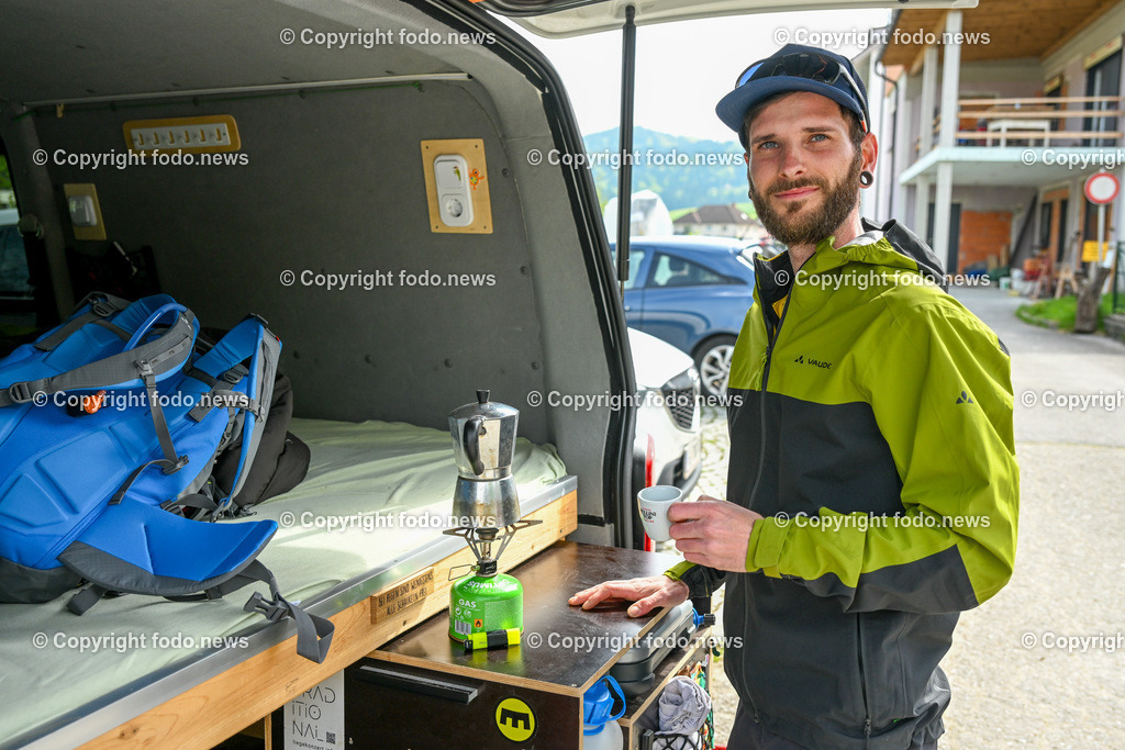 Johannes Kronegger_ Barfuss Wanderer_ 08.05.2023_-21 | 08.05.2023, Pierbach, AUT, Johannesweg, im Bild Johannes Kronegger (Barfuss Wanderer)