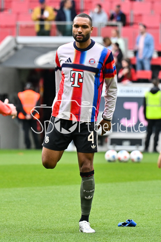 SC Freiburg - FC Bayern München | FREIBURG, GERMANY - 04. APRIL: im Bild Jonathan TAH (FC Bayern Munich 4) beim warmmachen vor dem Bundesligamatch zwischen dem SC Freiburg und dem FC Bayern München am 28. Spieltag im Europa-Park Stadion / DFL REGULATIONS PROHIBIT ANY USE OF PHOTOGRAPHS AS IMAGE SEQUENCES AND/OR QUASI-VIDEO