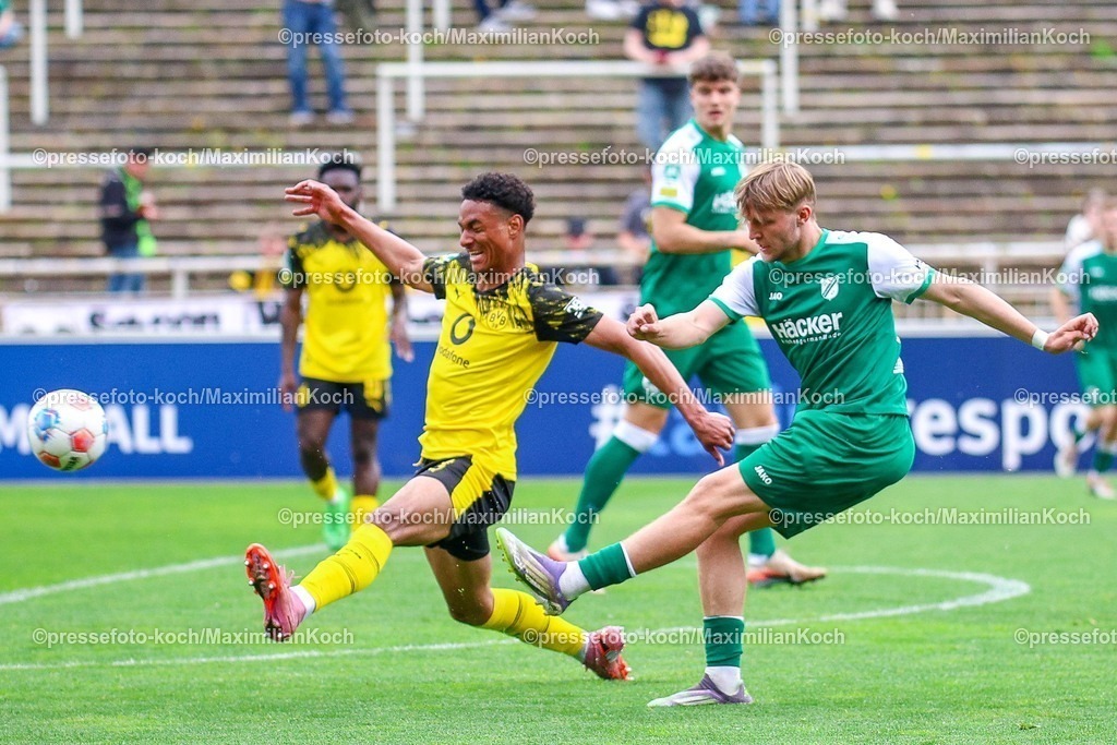 xsefx18042601006 | 18.04.2026, xsefx, Fußball, Regionalliga West, Borussia Dortmund II (U23) - SV Rödinghausen, 30. Spieltag, Stadion Rote Erde, Saison 2025 2026: Zweikampf Bennedikt Wüstenhagen und  Mattis Rohlfing DFB regulations prohibit any use of photographs as image sequences and or quasi-video. Photo: xSabinexEffgenxPressefotoKochx
