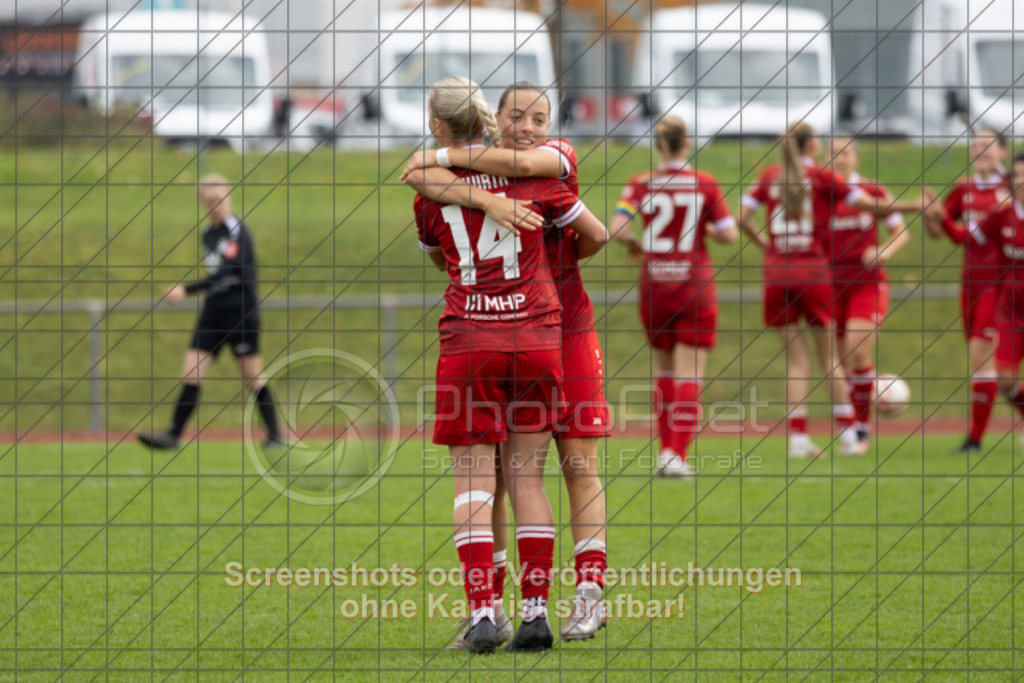 20251012_143626_1168 | #,1.FC Donzdorf (schwarz) vs. VfB Stuttgart II (rot), Fussball, Frauen-Verbandsliga Württemberg, 05. Spieltag, Saison 2025/2026, Rasenplatz Lautertal Stadion, Süßener Straße 16, 73072 Donzdorf, 12.10.2025 - 13:00 Uhr,Foto: PhotoPeet-Sportfotografie/Peter Harich