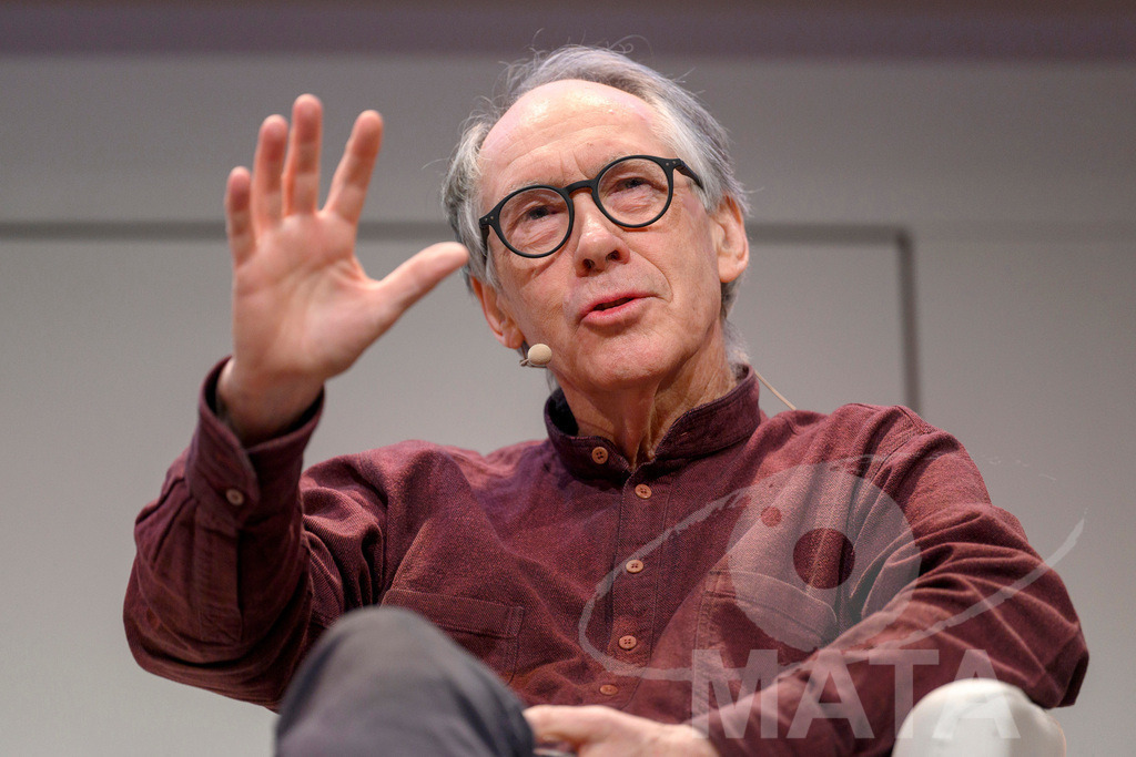 _DWA4870 | Ian McEwan bei der lit.Cologne 2023 Veranstaltung 'Ian McEwan. Ein Jahrhundertschriftsteller gibt Auskunft' in der Flora Köln.. Köln, 07.03.2023 - Realisiert mit Pictrs.com