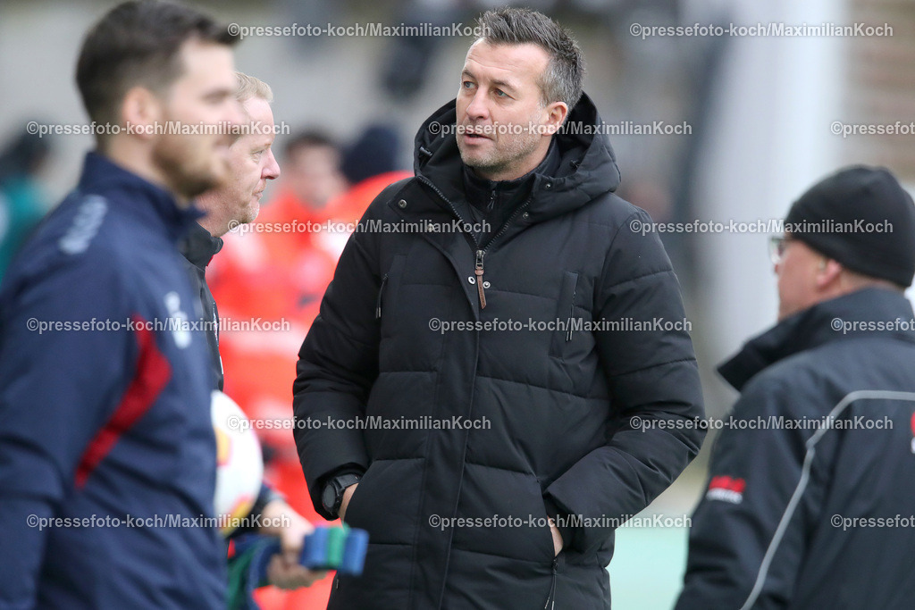 RWE06012402088 | 06.01.2024, Essen, Fußball, Herren, Stadion an der Hafenstraße, Testspiel, Rot-Weiss Essen – 1. FC Köln:  Trainer Christoph Dabrowski (Rot-Weiss Essen). 
DFB regulations prohibit any use of photographs as image sequences and or quasi-video.