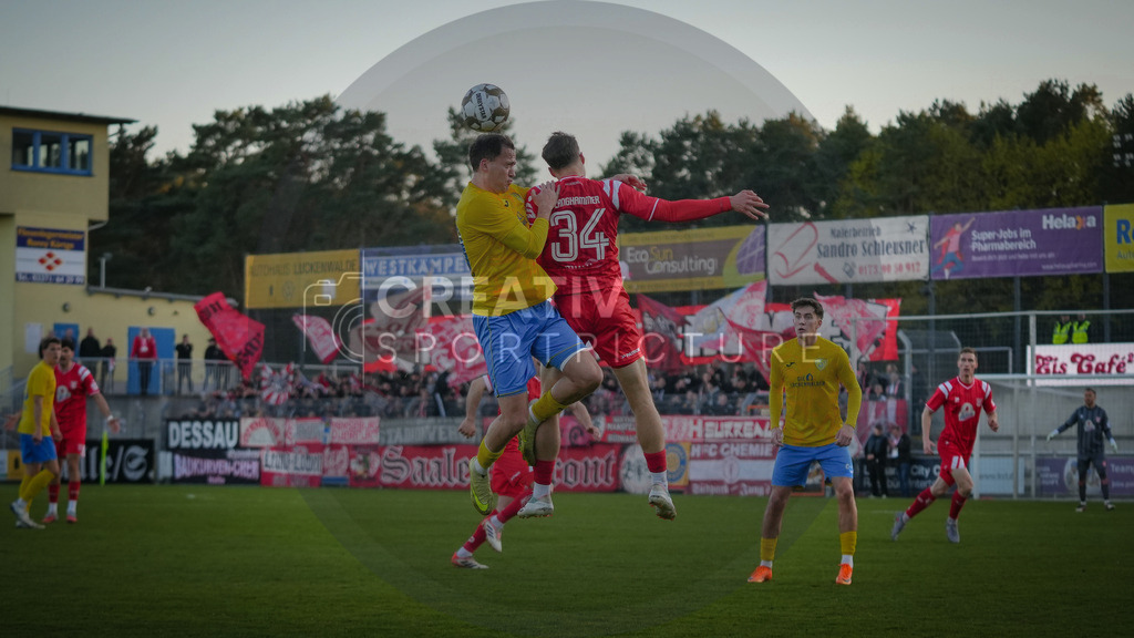 Fußball, Herren, Saison 2025/2026, Regionalliga Nordost, 22. Spieltag, FSV 63 Luckenwalde vs. Hallescher FC, Dienstag 07.04.2026, Werner-Seelenbinder-Stadion Luckenwalde, | Fußball, Herren, Saison 2025/2026, Regionalliga Nordost, 22. Spieltag, FSV 63 Luckenwalde vs. Hallescher FC, Dienstag 07.04.2026, Werner-Seelenbinder-Stadion Luckenwalde, Im Bild: Simon Gollnack (l. Luckenwalde) und Felix Langhammer (r. HFC) - Realisiert mit Pictrs.com