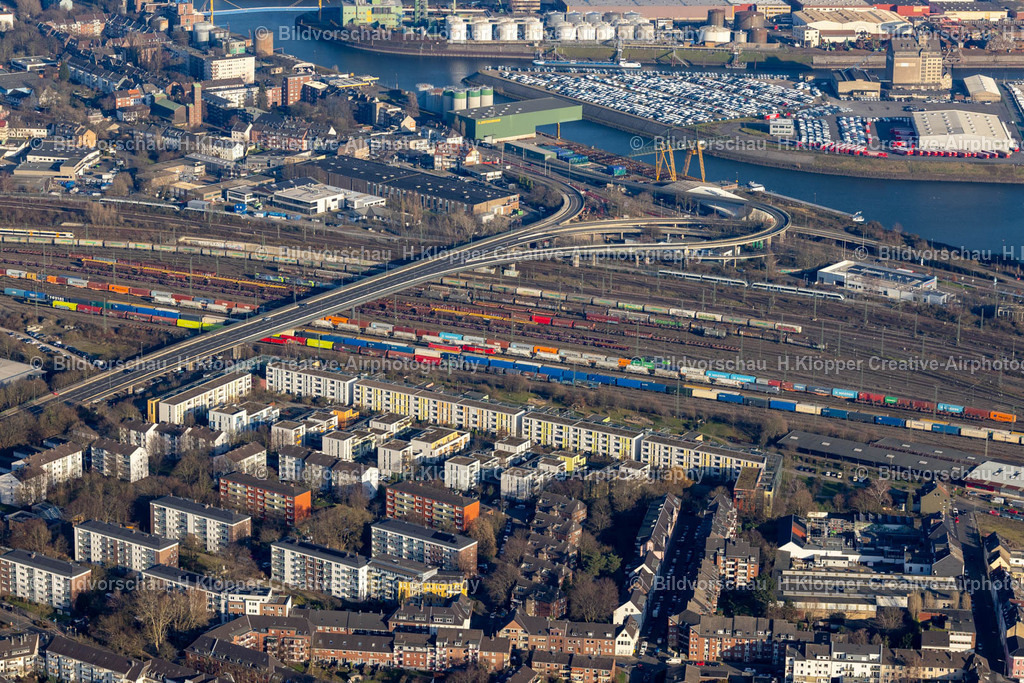 Luftbild Neuss-8999 | Luftbildfotografie Schienen- und Gleisstrecken auf den Abstellgleisen und Rangierstrecken des Rangierbahnhofes und Güterbahnhof an der Brücke an der Fesserstraße in Neuss im Bundesland Nordrhein-Westfalen, Deutschland - Realized with Pictrs.com