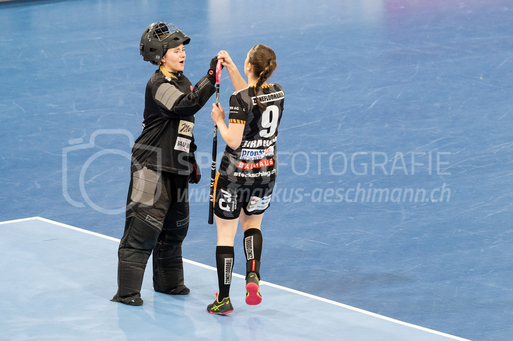Piranha Chur vs Kloten-Dietlikon Jets - 23. April 2022 | Piranha Chur vs Kloten-Dietlikon Jets
Stimo Arena, Kloten
Starten Six mir #1 Torhüterin Jill Münger (Piranha Chur) und #9 Nela Jiráková (Piranha Chur).
Bild: Sportfotografie Markus Aeschimann | www.markus-aeschimann.ch - Realisiert mit Pictrs.com
