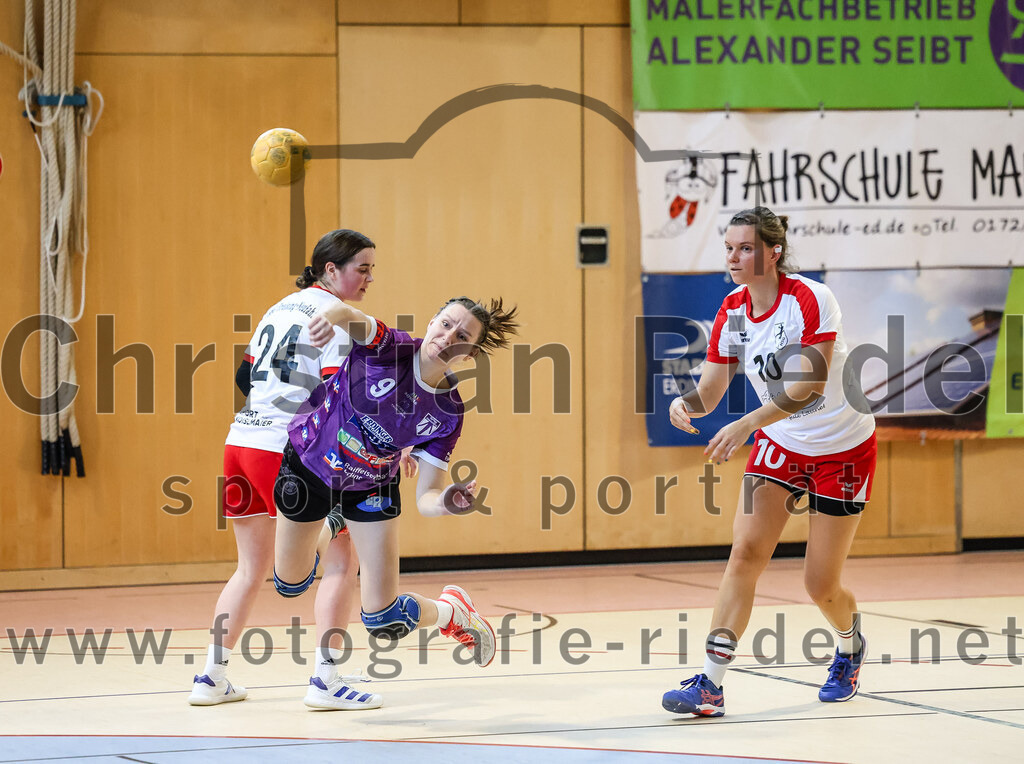 2024-10-13_036_SpVgg_Altenerding_gegen_SC_Freising | Erding, Deutschland, 13.10.2024:Handball, Bezirksoberliga Frauen Altbayern 2024 / 2024, 3. Spieltag, SpVgg Altenerding gegen SC Freising, Endergebnis: 26:35Sabrina Schuster (HSG Freising-Neufahrn, #24), Julia Kranich (SpVgg Altenerding, #9), Amelie Forkel (HSG Freising-Neufahrn, #10)Foto: Christian Riedel / fotografie-riedel.net