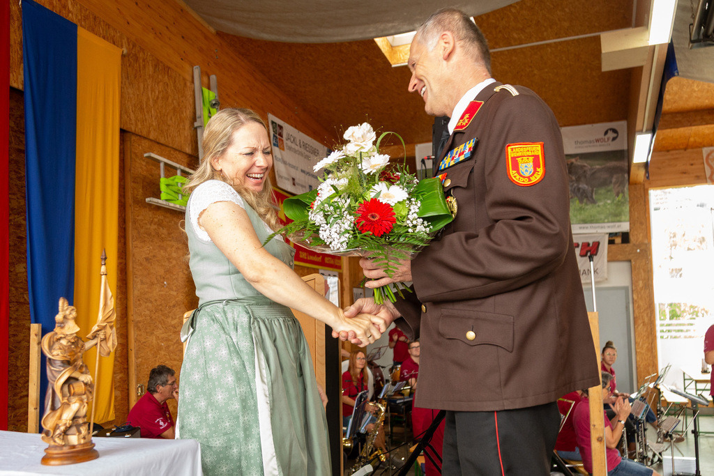 43_Ansprachen - Ehrungen_043 | Fotodoku der Festmesse im FF-Haus Loosdorf anlässlich der Fahrzeugweihe und in Dienststellung der neuen Einsatzfahrzeuge der FF-Loosdorf.