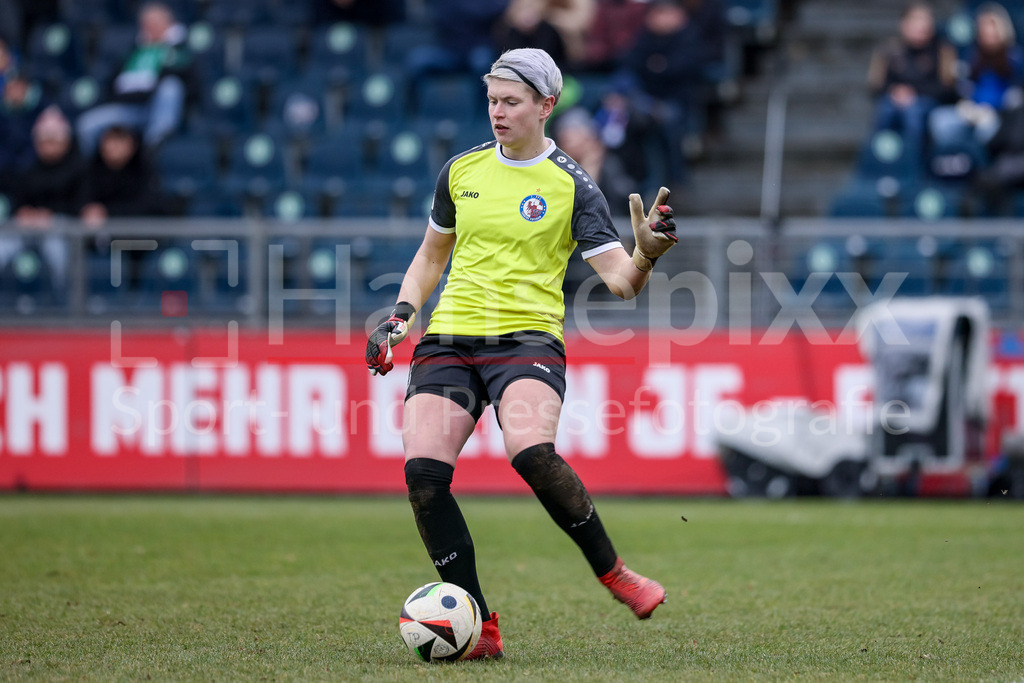 Fussball, Google Pixel Frauen-Bundesliga, 1. FFC Turbine Potsdam - SV Werder Bremen | v.li.: Vanessa Fischer (Torhüterin, Torwart, 1. FFC Turbine Potsdam, 30) am Ball, Freisteller, Einzelbild, Ganzkörper, Aktion, Action, Spielszene, DIE DFB-RICHTLINIEN UNTERSAGEN JEGLICHE NUTZUNG VON FOTOS ALS SEQUENZBILDER UND/ODER VIDEOÄHNLICHE FOTOSTRECKEN. DFB REGULATIONS PROHIBIT ANY USE OF PHOTOGRAPHS AS IMAGE SEQUENCES AND/OR QUASI-VIDEO.